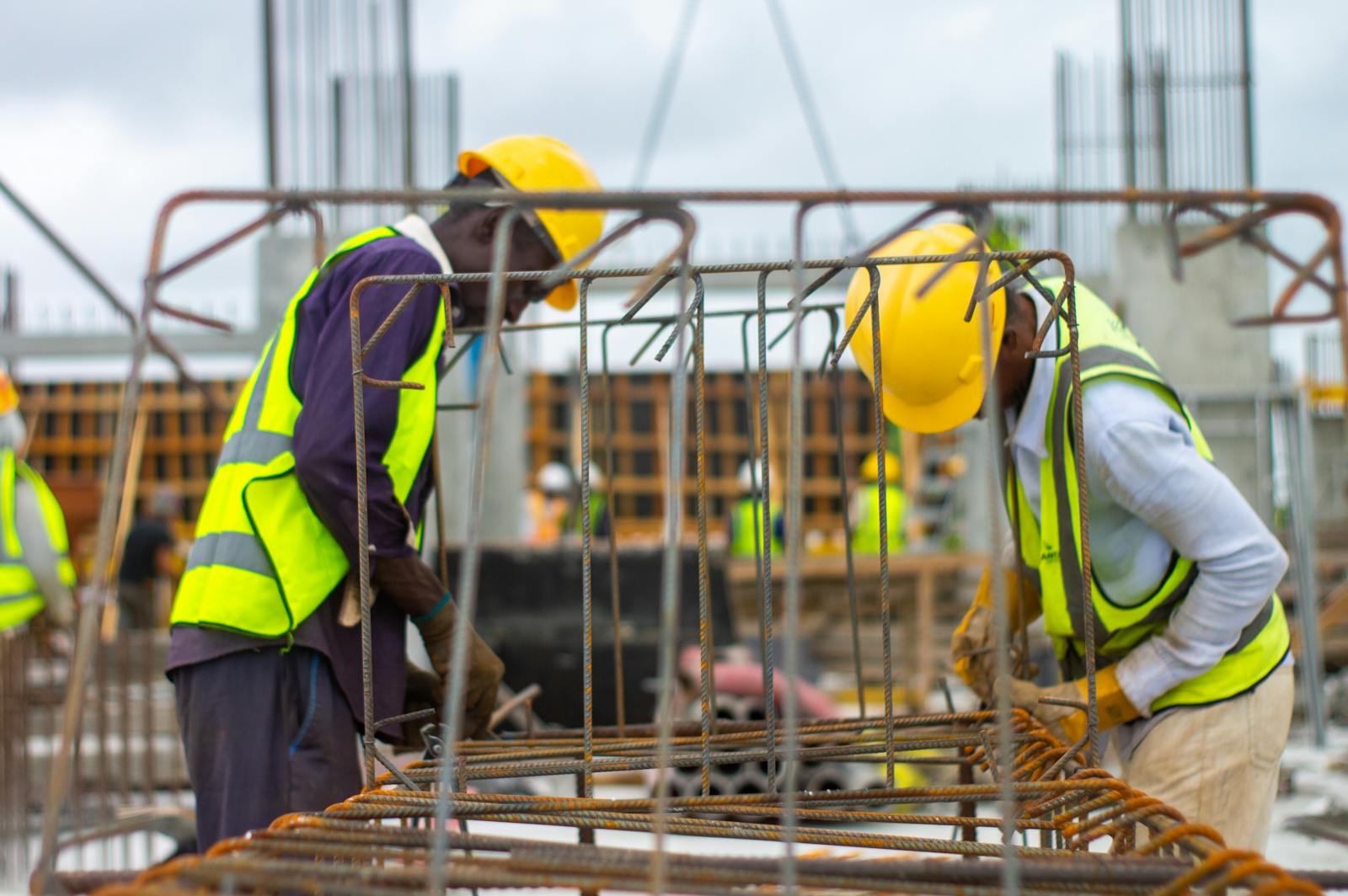 Ouvriers africains en casques travaillant sur une structure de chantier