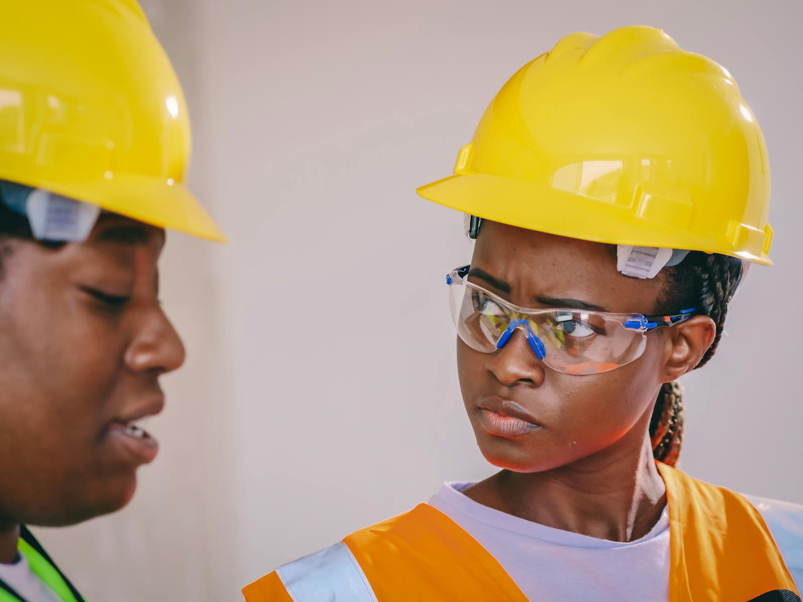 Equipe de chantier noire en casques et lunettes de securite