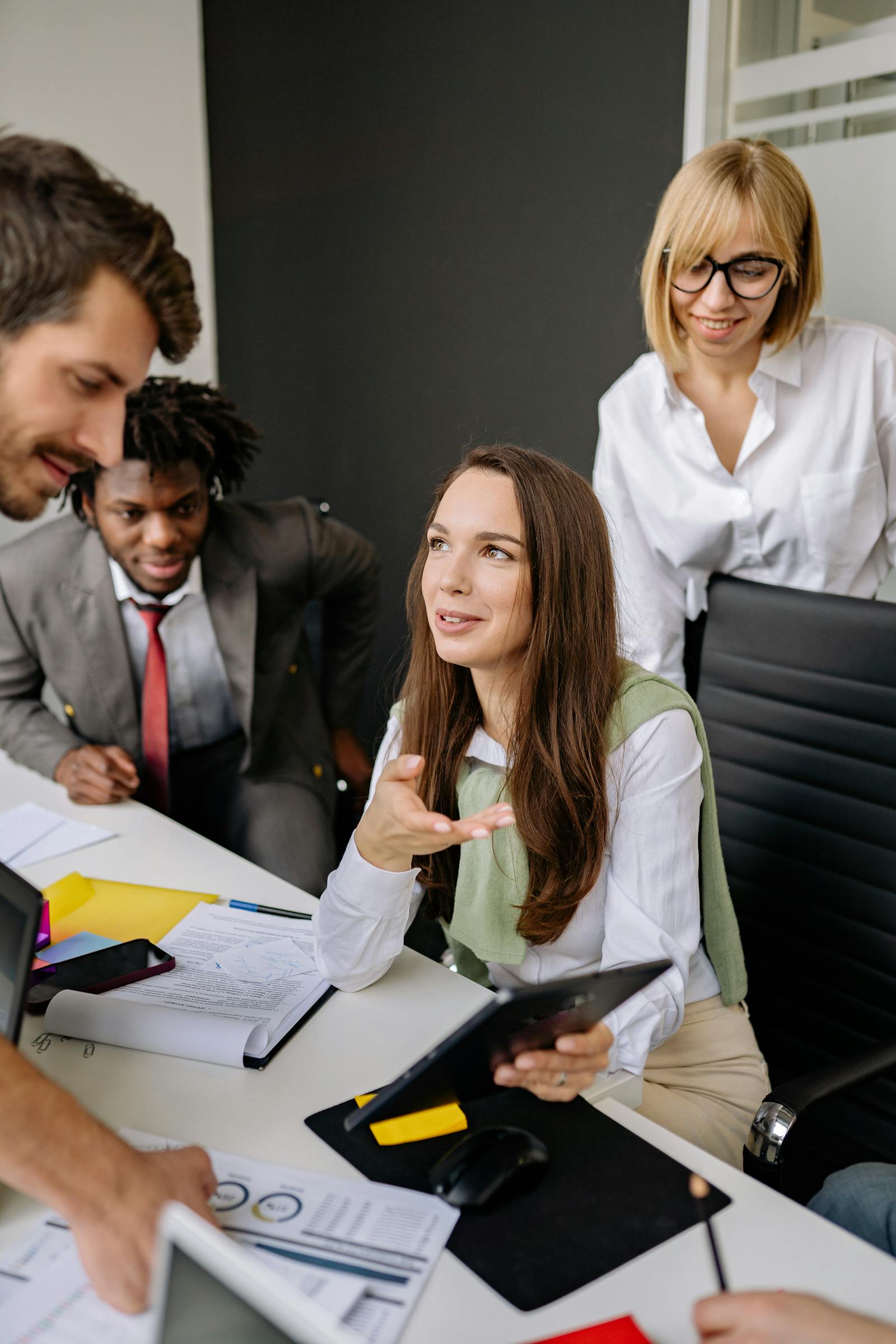 Équipe en brainstorming sur une stratégie de transformation digitale
