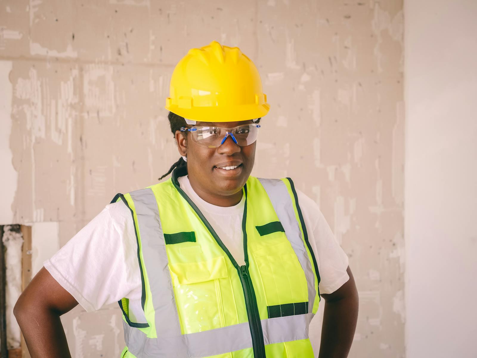 Professionnelle noire en casque et gilet de securite sur un chantier