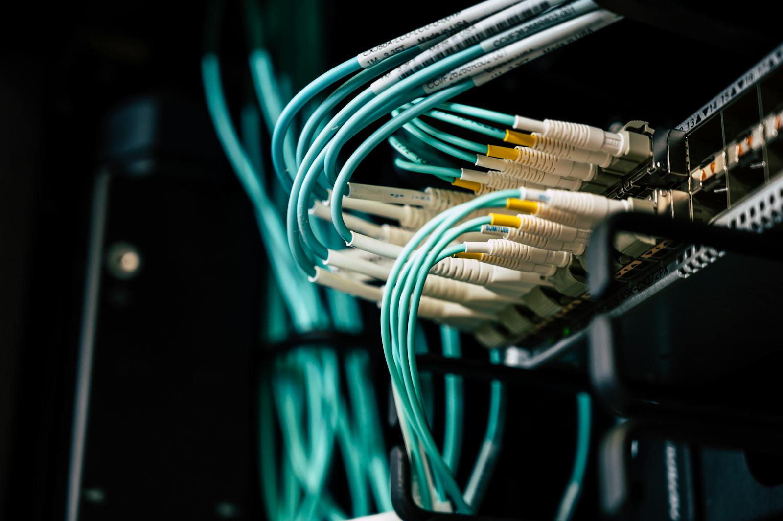 Cablage reseau fibre optique connecte a une baie informatique